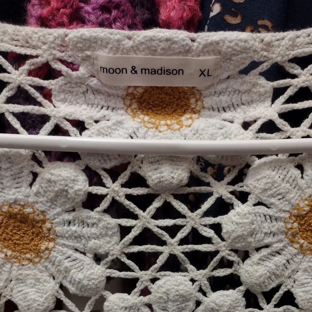Girls Moon & Madison White Floral Crochet Cardigan - Picture 3 of 3
